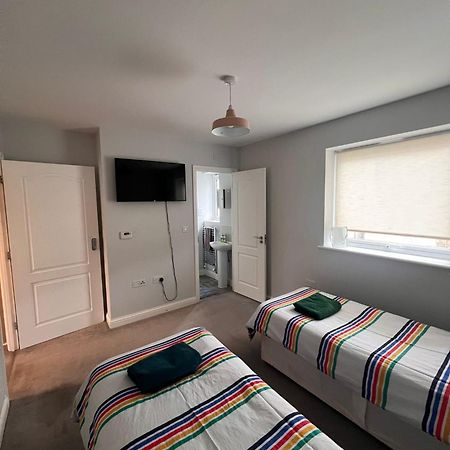 Whyte, Modern 3 Bed House With Garden, Sleeps 9, Free Parking, Sittingbourne City Centre, Kent Exteriér fotografie