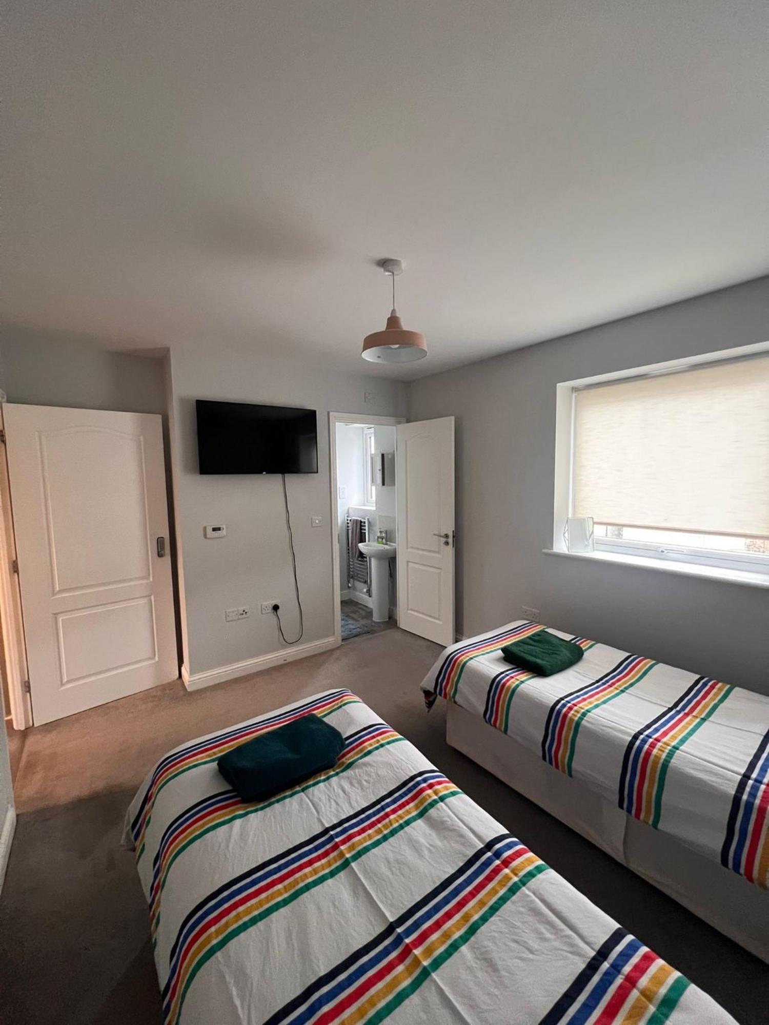 Whyte, Modern 3 Bed House With Garden, Sleeps 9, Free Parking, Sittingbourne City Centre, Kent Exteriér fotografie