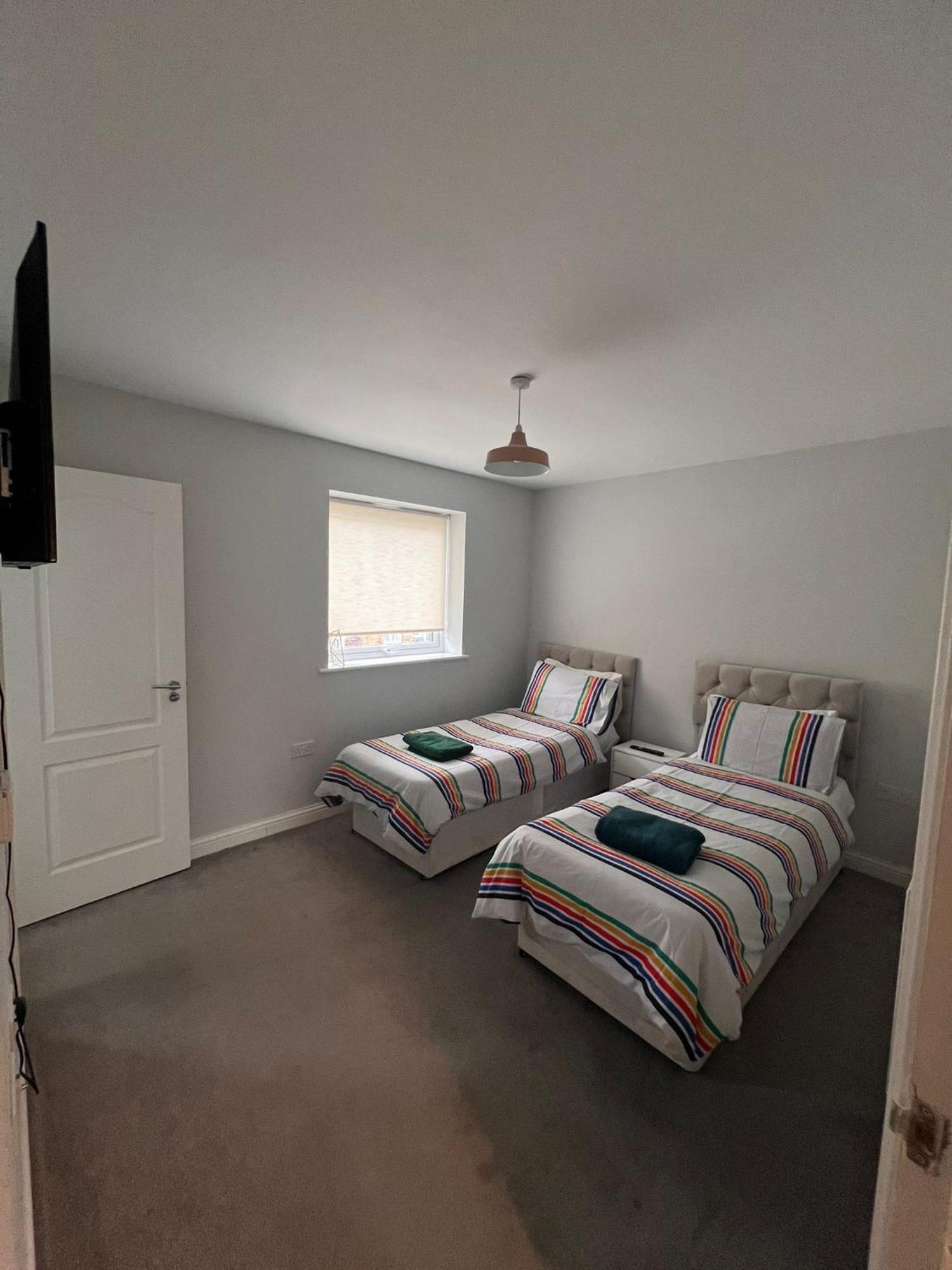 Whyte, Modern 3 Bed House With Garden, Sleeps 9, Free Parking, Sittingbourne City Centre, Kent Exteriér fotografie