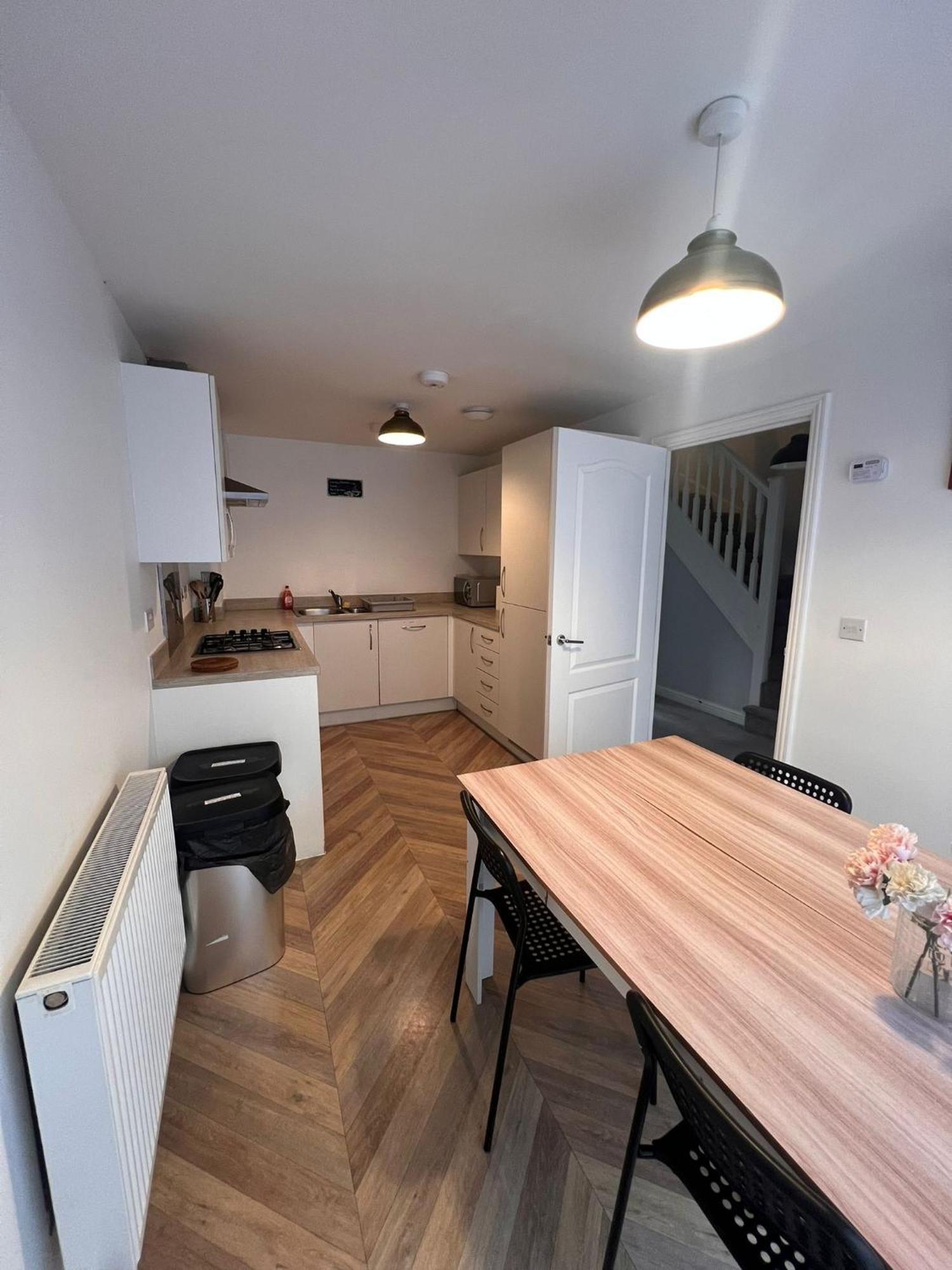 Whyte, Modern 3 Bed House With Garden, Sleeps 9, Free Parking, Sittingbourne City Centre, Kent Exteriér fotografie